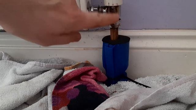 Changing a radiator valve/TRV using a pipe freezing kit and without draining down the entire system смотреть онлайн