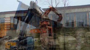 Снос промышленного здания экскаваторами