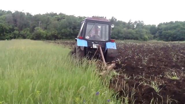 Пахота плугом ПЛН-3-35 с трактором МТЗ-80. Переделанный ПЛН-4-35 в работе. Запашка сидератов. смотреть онлайн