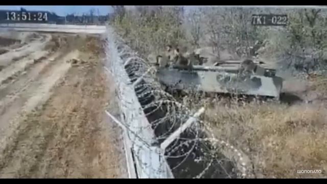 В Волгограде пьяные солдаты протаранили забор аэропорта смотреть онлайн