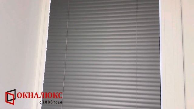 Горизонтальные серые матовые жалюзи на металлопластиковом балконом блоке в Севастополе смотреть онлайн
