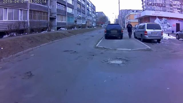 Череповец. Ахтунги на тротуаре. 2019-04-01 08-19 смотреть онлайн