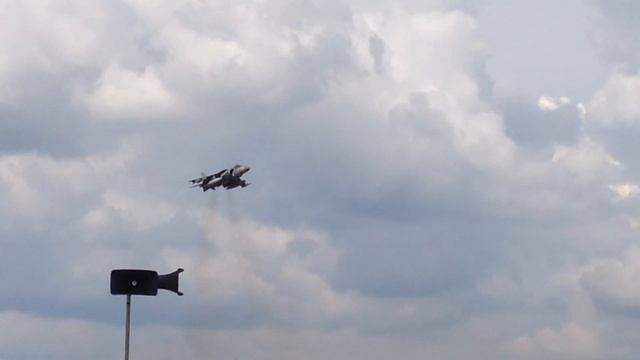 Harrier Jump jet hovering at Farnborough Airshow смотреть онлайн