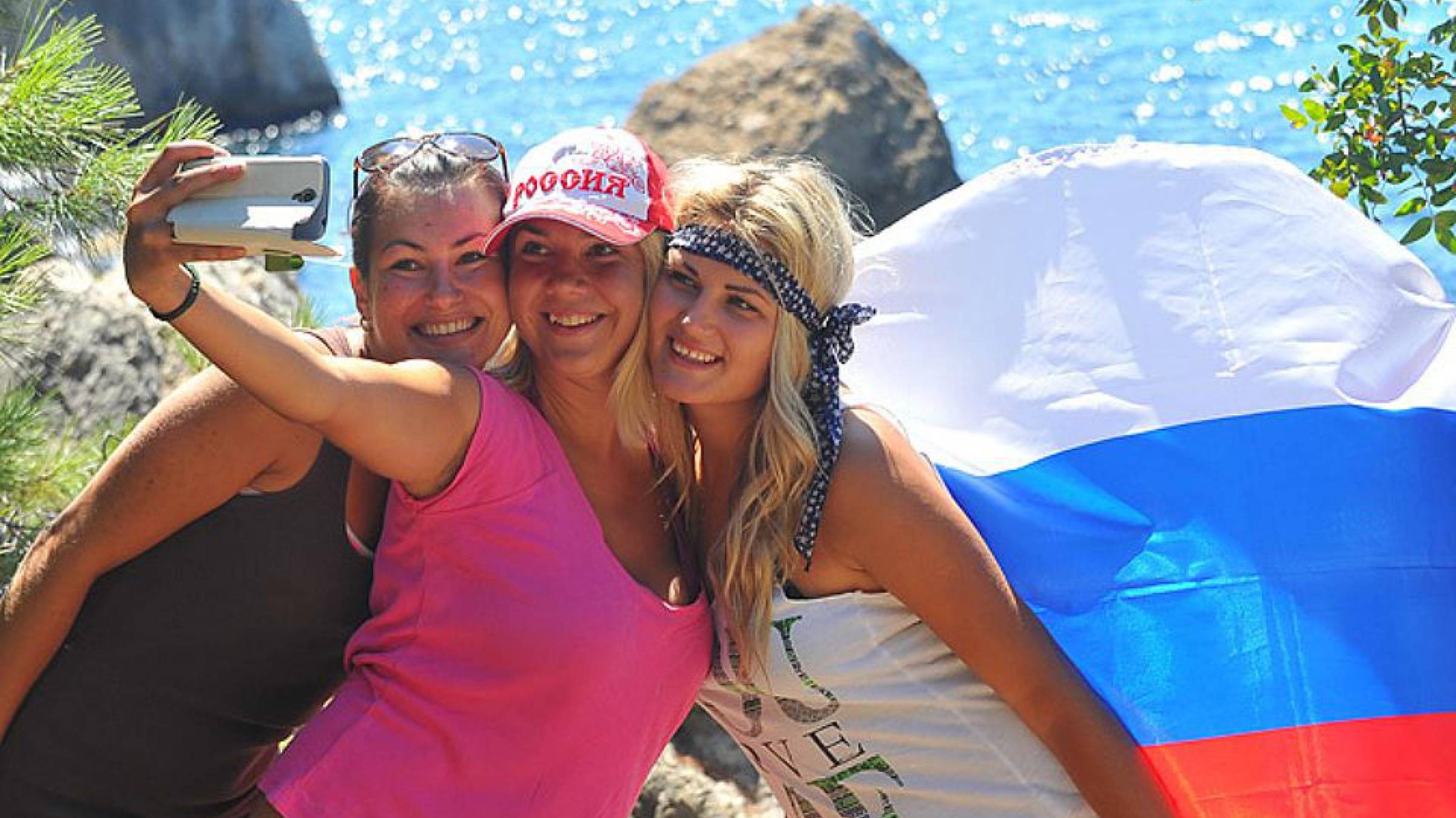 Уехавшим приходится платить двойные налоги: И в России, и за границей смотреть онлайн