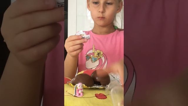 Открываем шоколадный шар от Chupa Chups смотреть онлайн