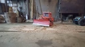 Т-150К против ДТ-75! Кто, кого перетянет? ДТ-75 убирает песок в кучу!