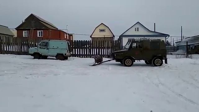 ЛУАЗ , чистит снег. смотреть онлайн