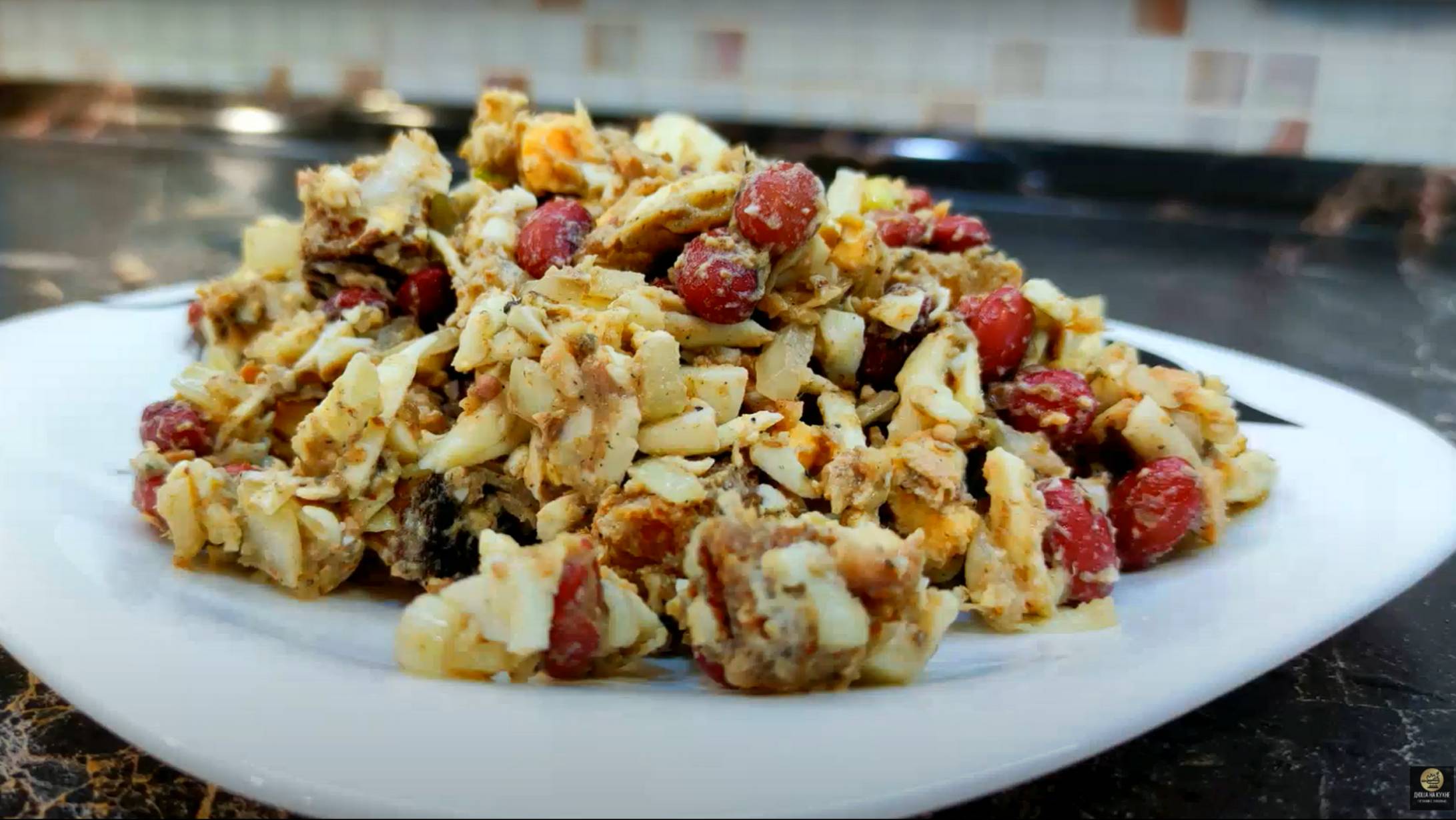 Салат со шпротами. Рыбный салата с сухариками. Рецепт салата. смотреть онлайн