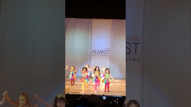 Гавайский танец в исполнении малышек из детской школы моделей . смотреть онлайн