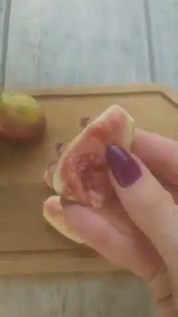 Offering figs to baby - Starting Solids BLW смотреть онлайн