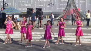 дети танцуют и поют