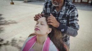 Парикмахерше MIKKU делает массаж головы индийский мастер Варис, это ее первый уличный массаж