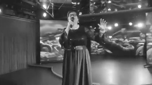 Фәнисә Зарипова җырлый