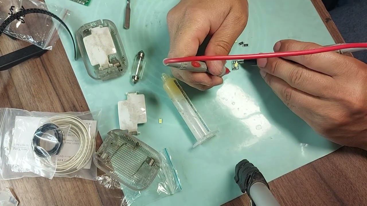 Свет в грузовом отсеке Ford Transit переделываем на светодиодный смотреть онлайн