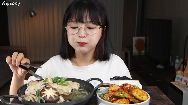 여름보양식으로 최고! 이열치열 삼계탕 먹방! ft.오이무침 CHICKEN SOUP (SAMGYETANG) & SPICY PICKLED CUCUMBER MUKBANG ASMR смотреть онлайн