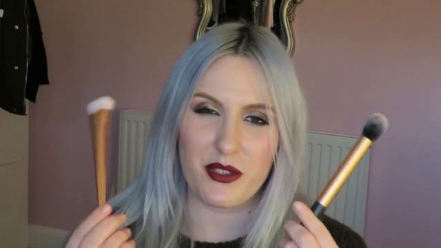 Review | Real Techniques 301 Flat Contour Brush Vs. Core Collection Contour Brush смотреть онлайн