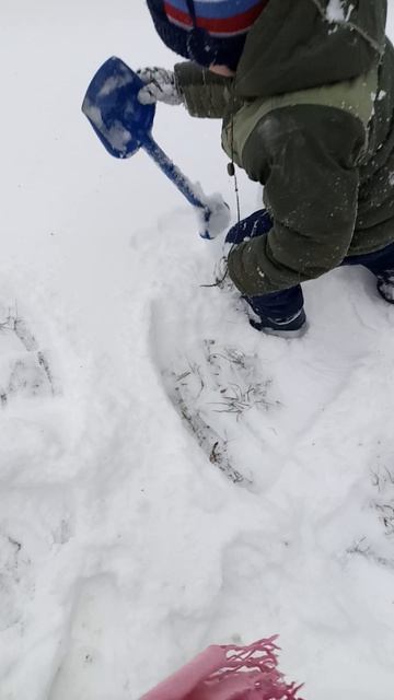 Андрюша купается в снегу смотреть онлайн
