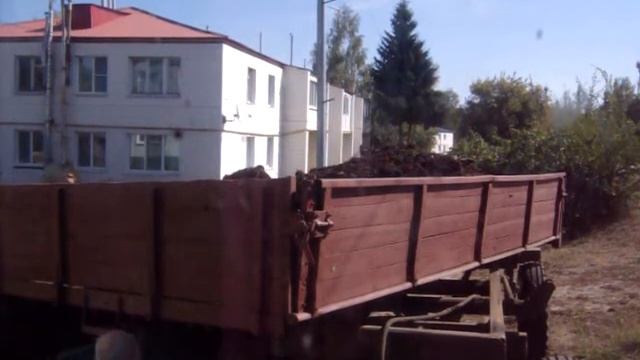 Трактор МТЗ 80 и 2 ПТС 4 уронил платформу. смотреть онлайн