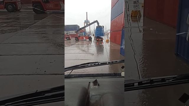 как снимают контейнер ричстакером. #дальбой#контейнеровоз#погрузчик#контейнеры смотреть онлайн