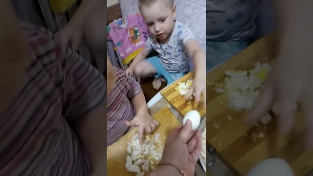 Дети поиогают резать салат смотреть онлайн