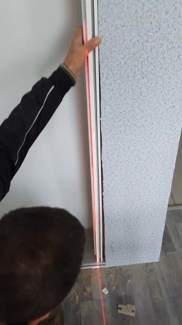 Монтаж дверей в Могилеве. Выставляем коробку по лазеру. смотреть онлайн