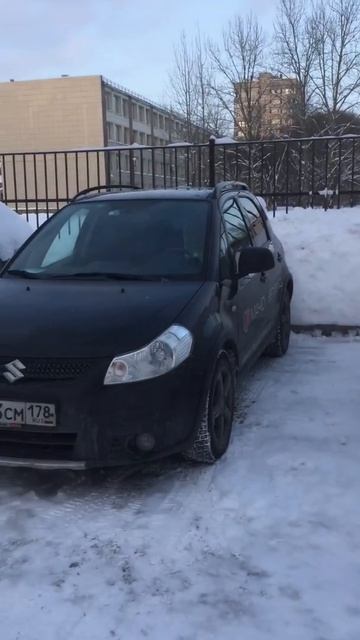 Уборка снега во дворе в Санкт-Петербурге.