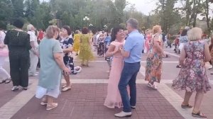 А я хочу опять по крышам бегать голубей гонять.