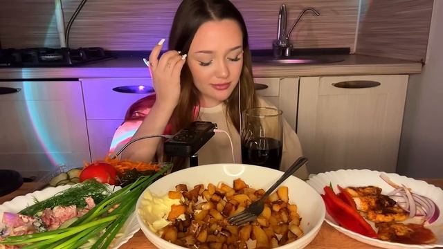 асмр мукбанг вопрос - ответ | жареная картошка с мясом 🍗🍟 смотреть онлайн