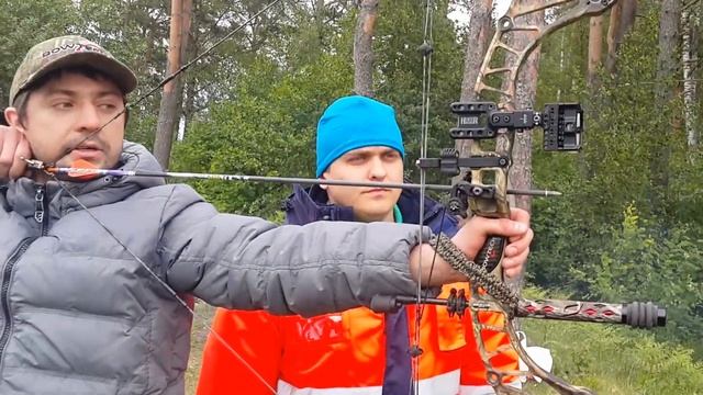 Александр подробно объясняет технику стрельбы из блочного лука смотреть онлайн