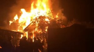 Бравые пожарные «тушат» пожар в Москве. Халатность пожарных налицо.