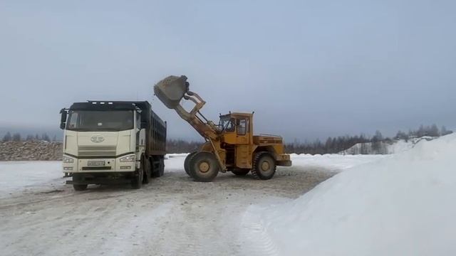Погрузка щебня спецтехникой смотреть онлайн