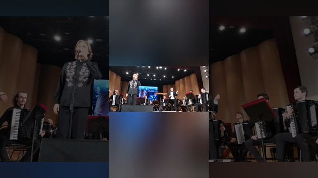 У беды глаза зелёные . Исполняет Максим Павлов и оркестр под управлением Руслана Канеева. смотреть онлайн