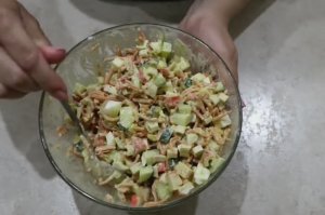 Салат  с крабовыми палочками и корейской морковью