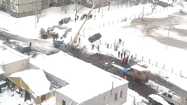 ВАЗ ушел под землю прямо во дворе смотреть онлайн