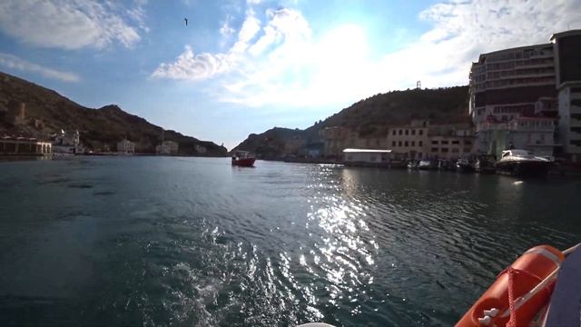 ПОПЛАВАЛИ С ВИДОМ НА КРЕПОСТЬ И ПАДАЮЩУЮ ГОСТИНИЦУ смотреть онлайн