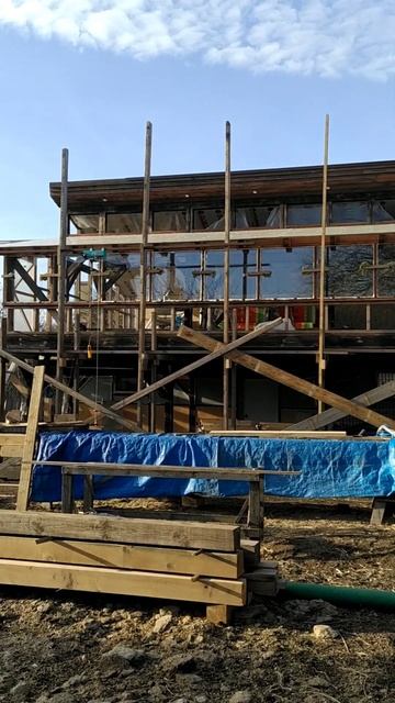 Вставили окна в каркас из бруса.