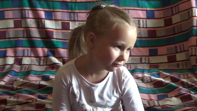 Дети выбирают песню на караоке. смотреть онлайн