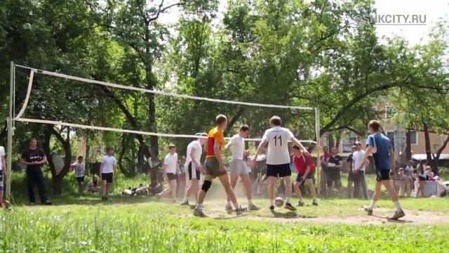Волейбол в "Комсомольском парке" смотреть онлайн