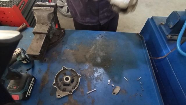 Замена подшипников и щеток генератора Toyota Ractis смотреть онлайн