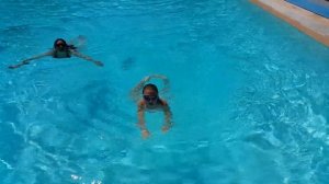 Купаемся в бассейне