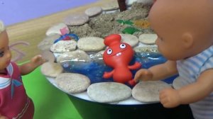 КАТЯ И МАКС НАШЛИ НОВЫЕ ИГРУШКИ В ЛЕСУ ВЕСЕЛАЯ СЕМЕЙКА Мультики с куклами новые серии