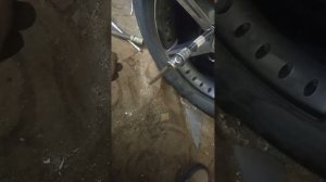 Как открутить гайку колеса. 100 процентный вариант