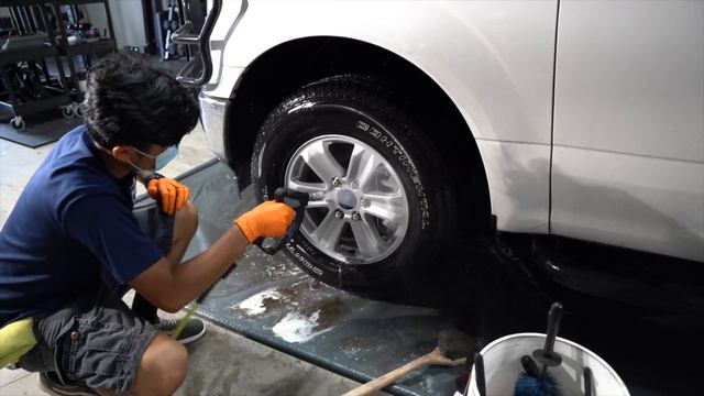 How We Professionally Clean Wheels and Tires in 4 Minutes смотреть онлайн