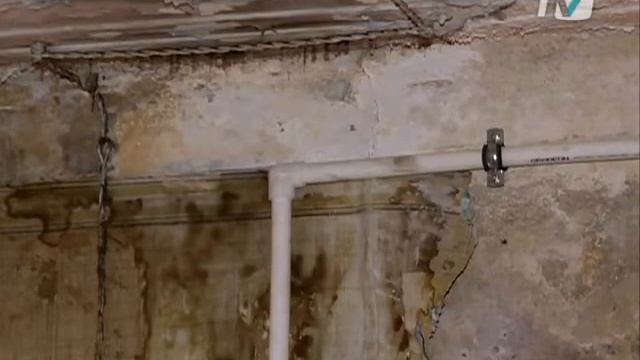 Жители дома 15-17 в Манежном переулке не могут добиться расселения. смотреть онлайн