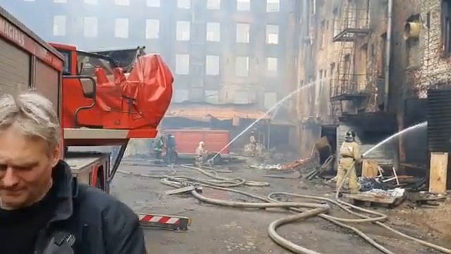 Пожарные ведут "проливку" здания "Невской мануфактуры" в Петербурге смотреть онлайн