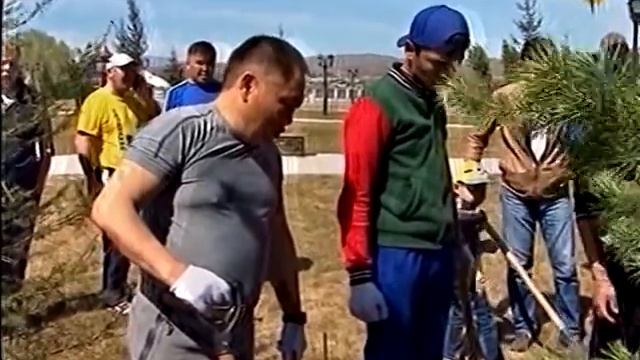 Глава Тувы продолжает с земляками озеленять столицу республики смотреть онлайн