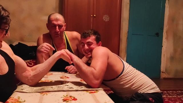Arm wrestling. Борьба отца с сыновьями. #armwrestling #lefthand #righthand смотреть онлайн