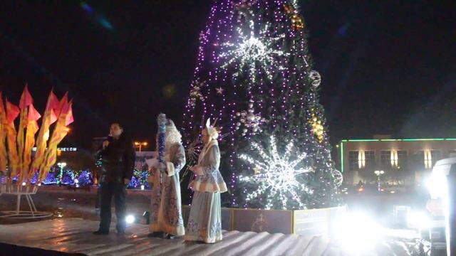 На новогодних елках в Актау зажгли огни смотреть онлайн