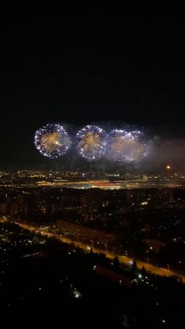 Салют над Москвой. Синие залпы. Вид с крыши смотреть онлайн