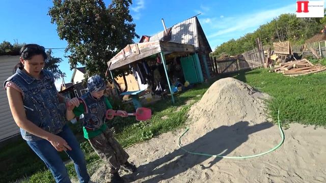 Влог Илюша копает лопаткой в песке смотреть онлайн